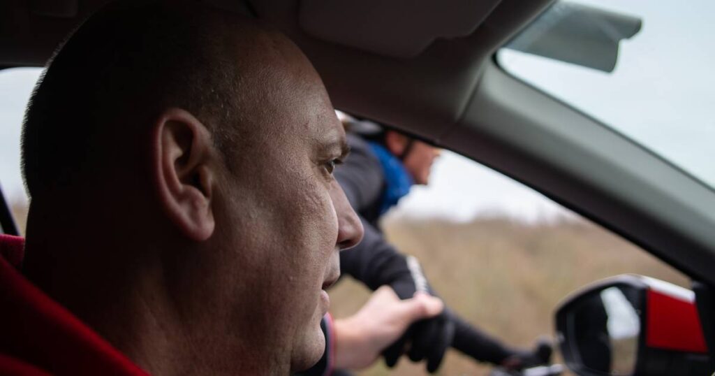 Laurent Goglione au volant de la voiture de l'équipe cycliste femmes N1 du Team Macadams Cowboys